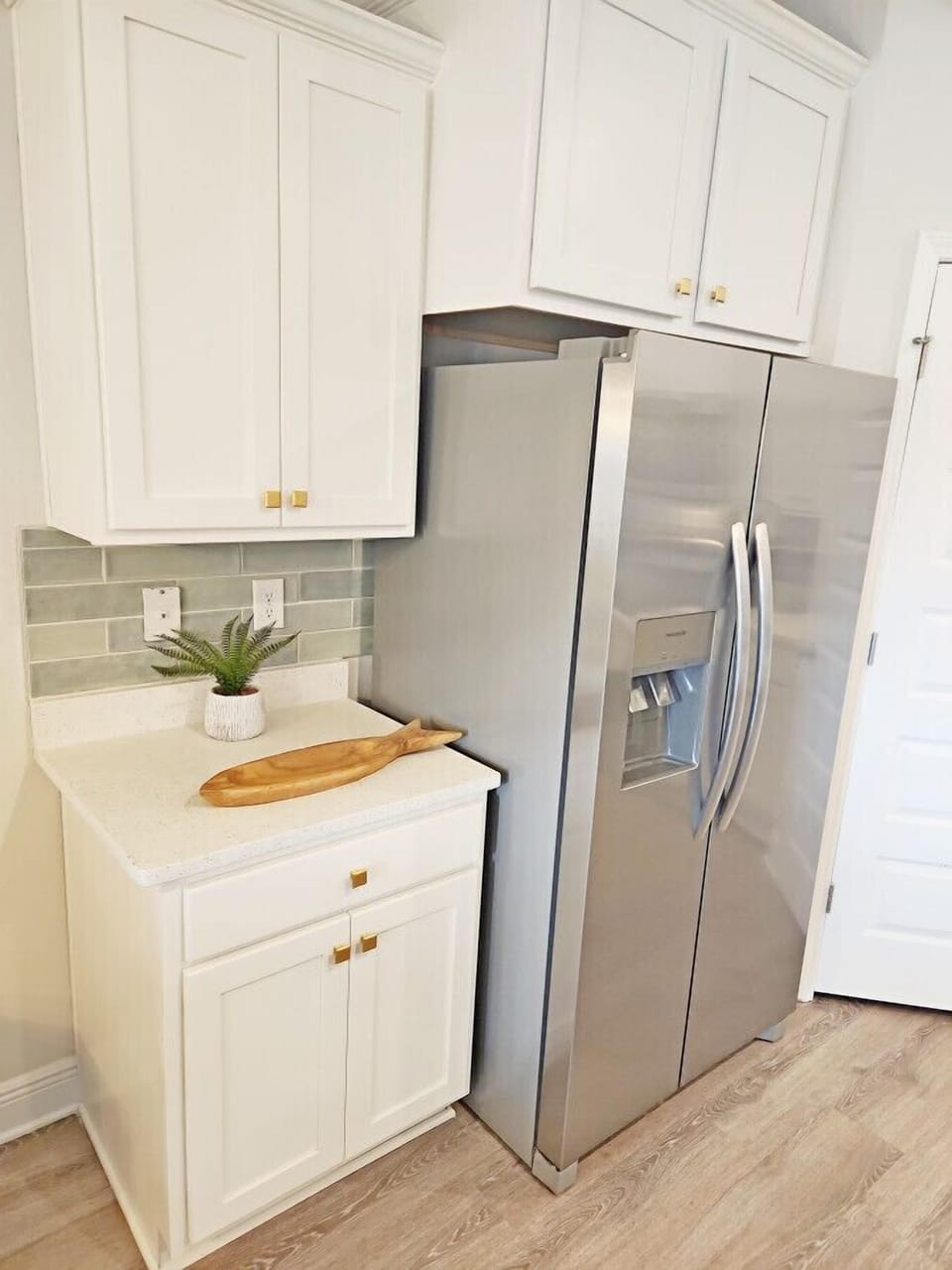 Fridge - dispenses cold water and Ice cubes or crushed.