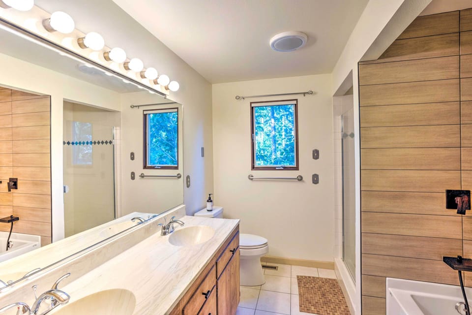 Full Bath | Towels Provided