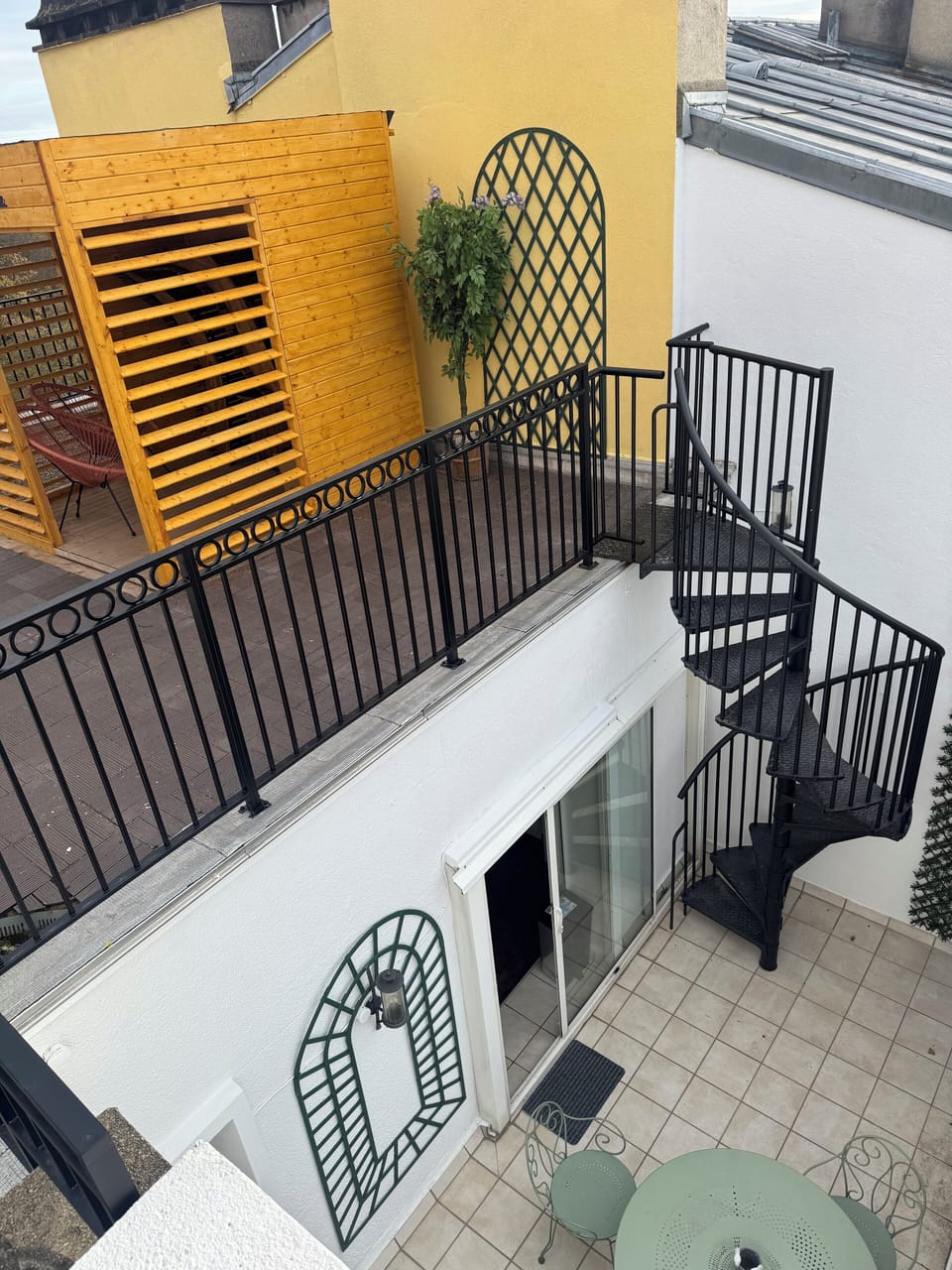 Apt LETANG - View of the terrace and stairs to the rooftop
