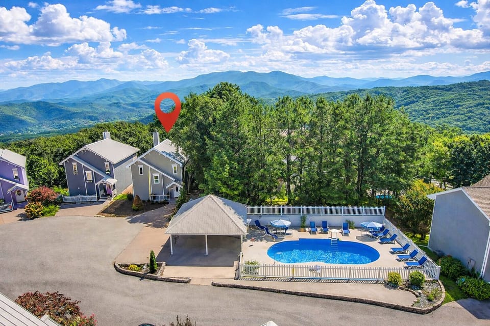 Gorgeous ridge-top chalet next to the pool, with serene Smoky Mountain views!