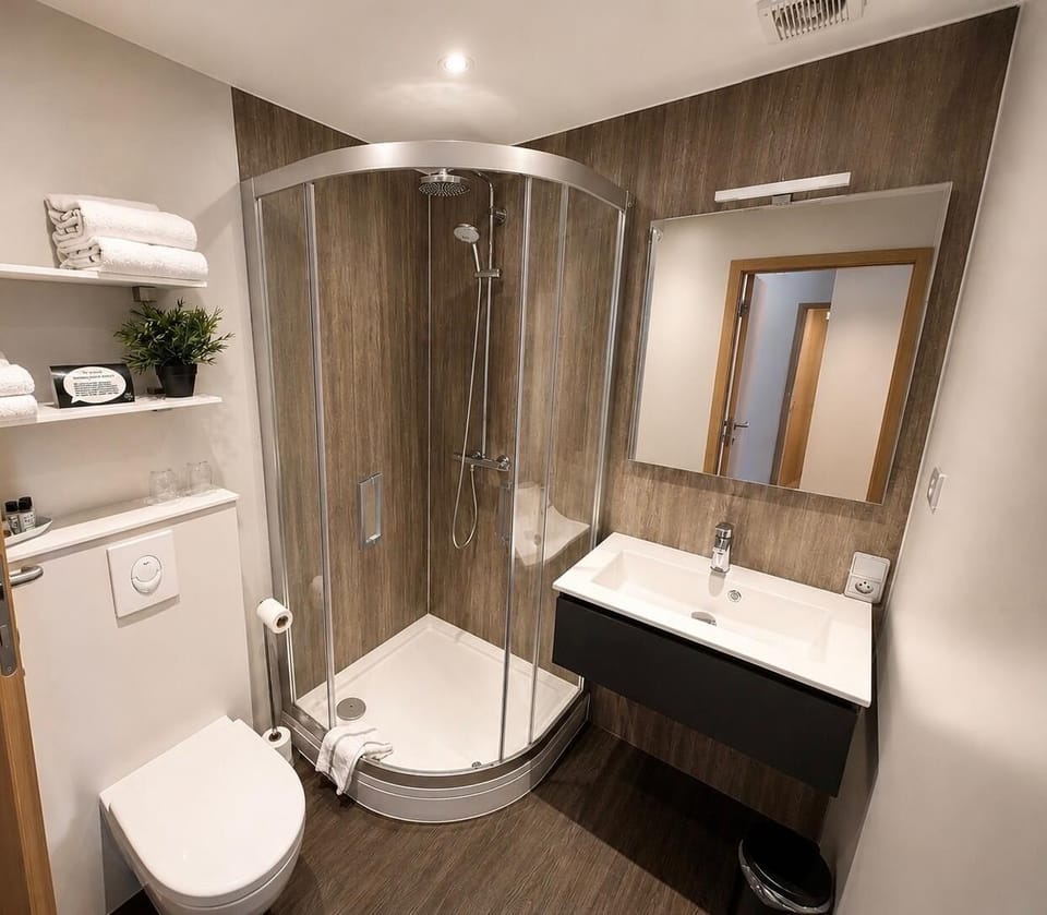 Shower, rainfall showerhead, free toiletries, hair dryer
