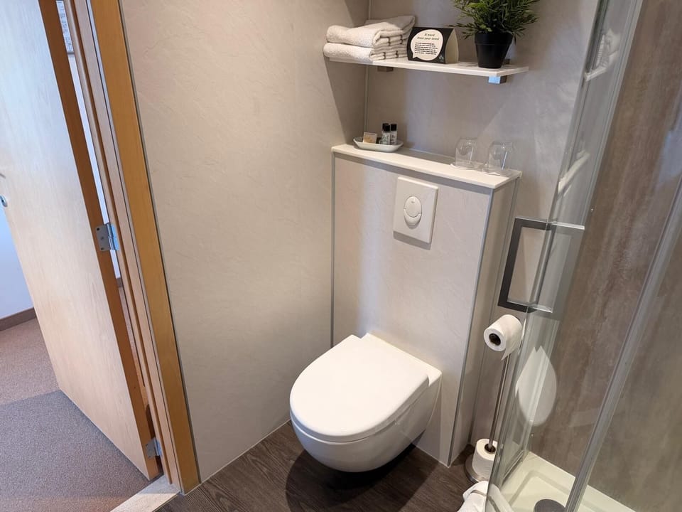 Shower, rainfall showerhead, free toiletries, hair dryer
