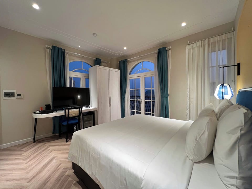 Deluxe Double Room | Egyptian cotton sheets, premium bedding, memory foam beds, minibar