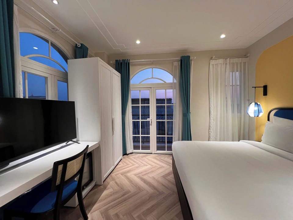 Deluxe Double Room | Egyptian cotton sheets, premium bedding, memory foam beds, minibar