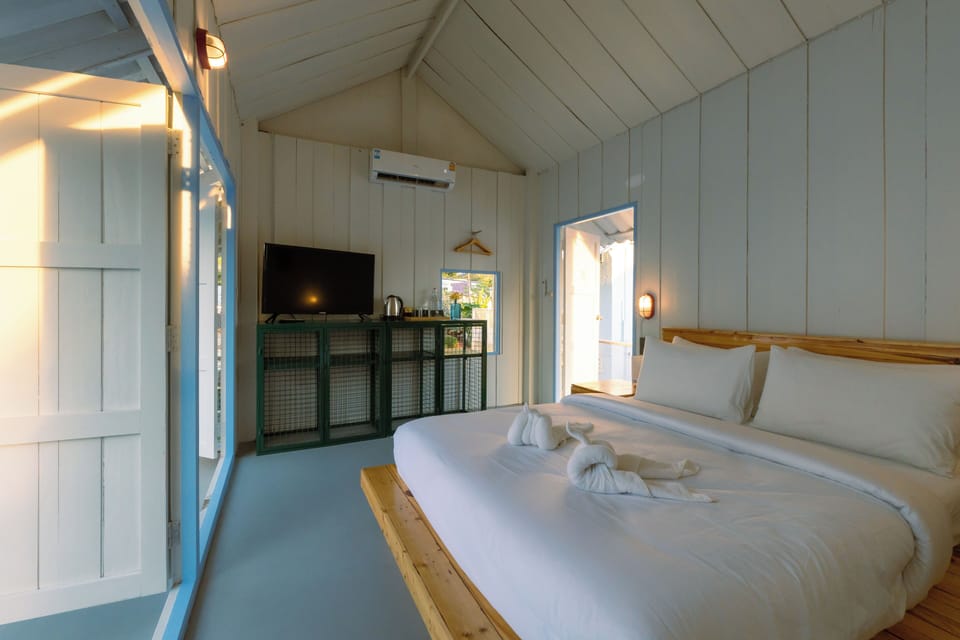 Deluxe Double Room, 1 Queen Bed, Private Bathroom, Garden View | Bed sheets