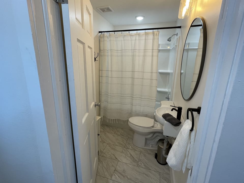 Bathroom with tub/shower
