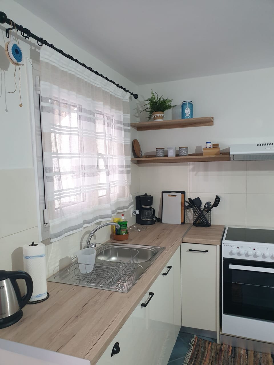 beautiful and fully equipped kitchen!