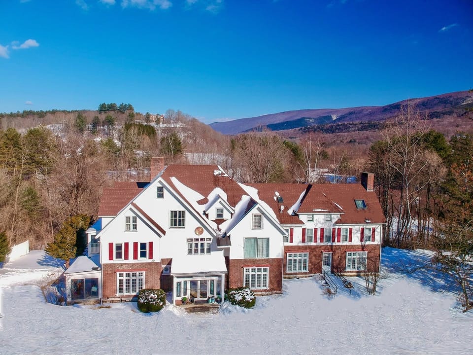 Battenkill Valley Mansion. Ski VT! 8 miles to Bromley 18 miles to Stratton Mts.