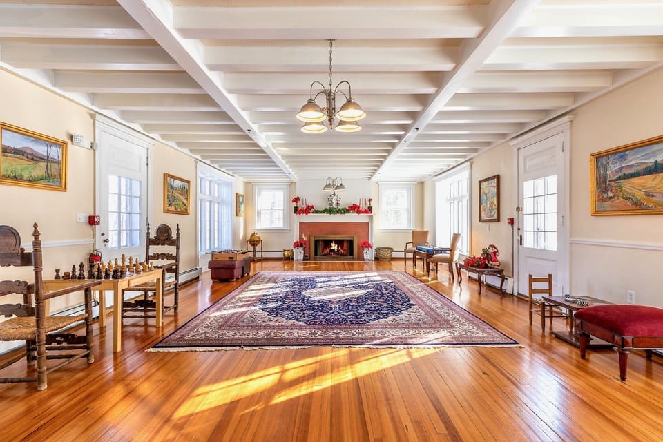 Ballroom / game room/ ceremony /meeting room / yoga studio versatile sunny room