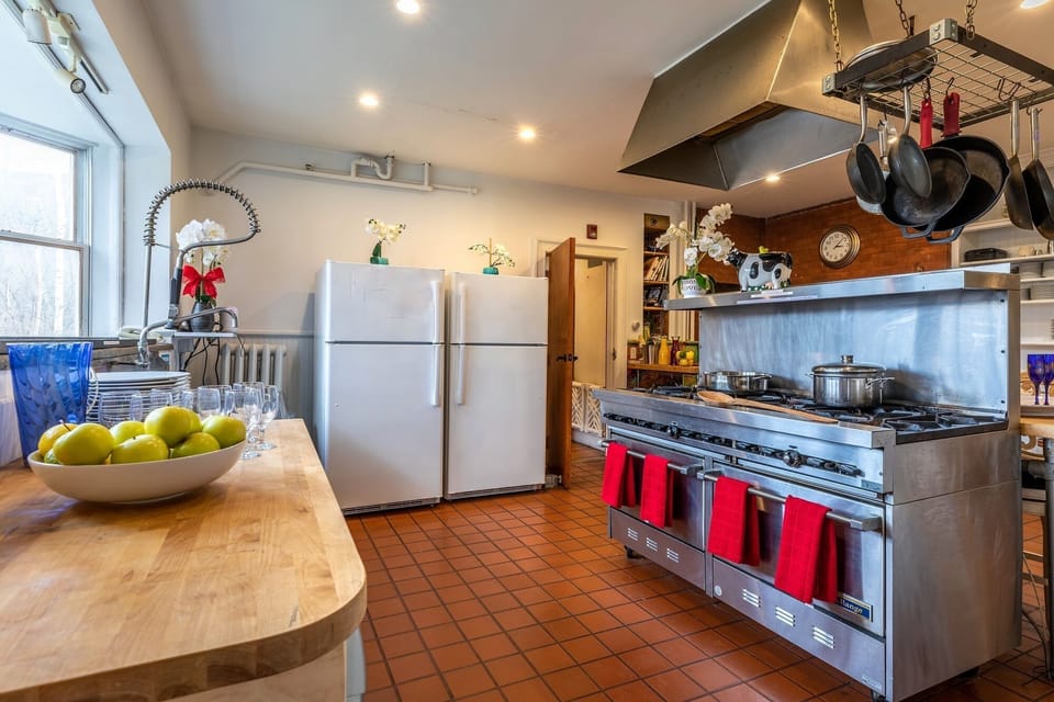Commercial Kitchen - 2 ovens, 2 fridge, 10 burners