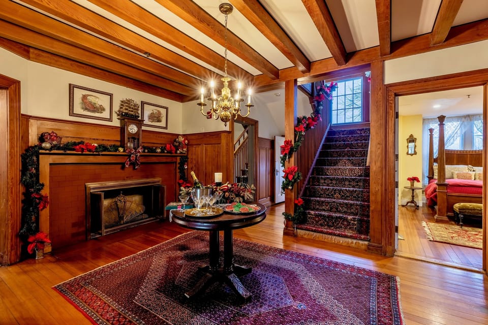 Grand foyer -perfect for celebrations - handicapped downstairs bedroom off foyer