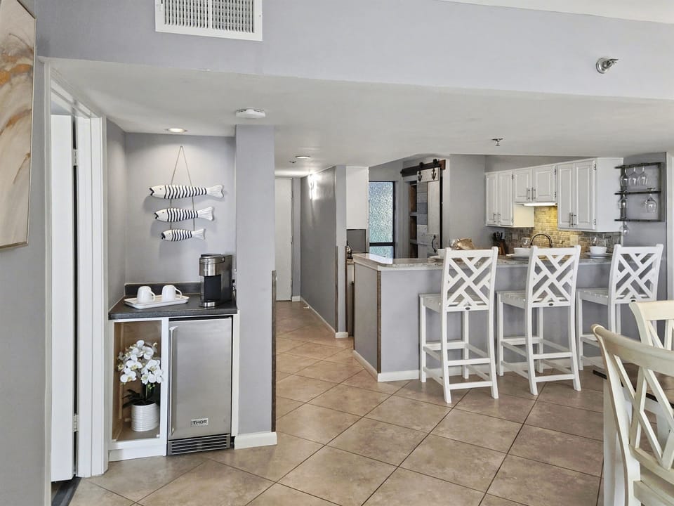 Ice maker and coffee machine nook - Counter seating with outdoor style seats