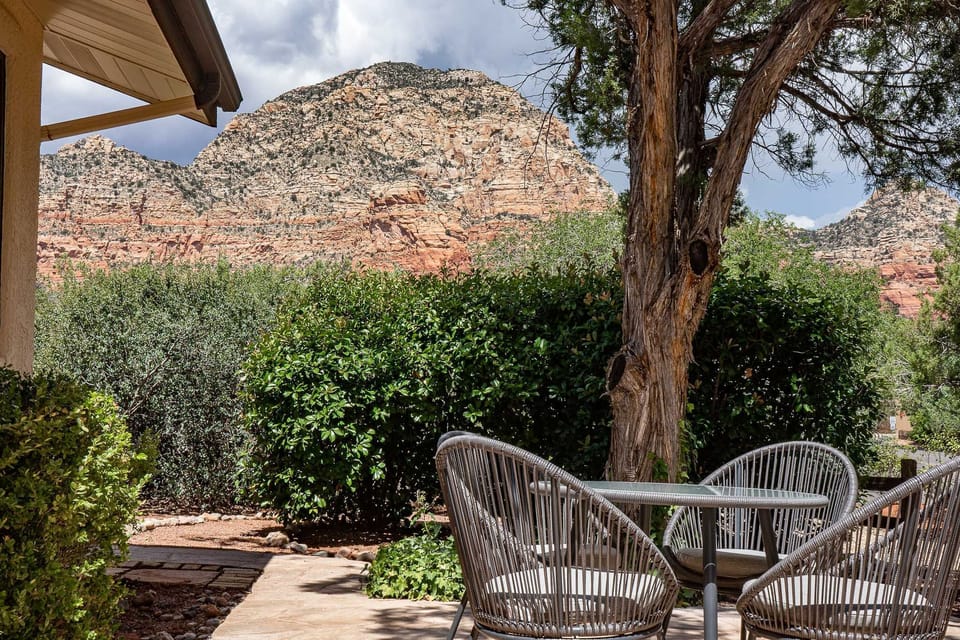 Front yard cafe seating with mountain views