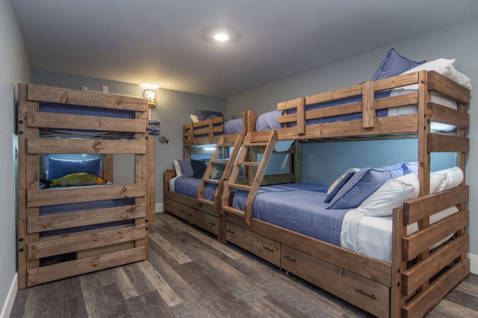 Custome bunks sleep 8 in the bunk room!