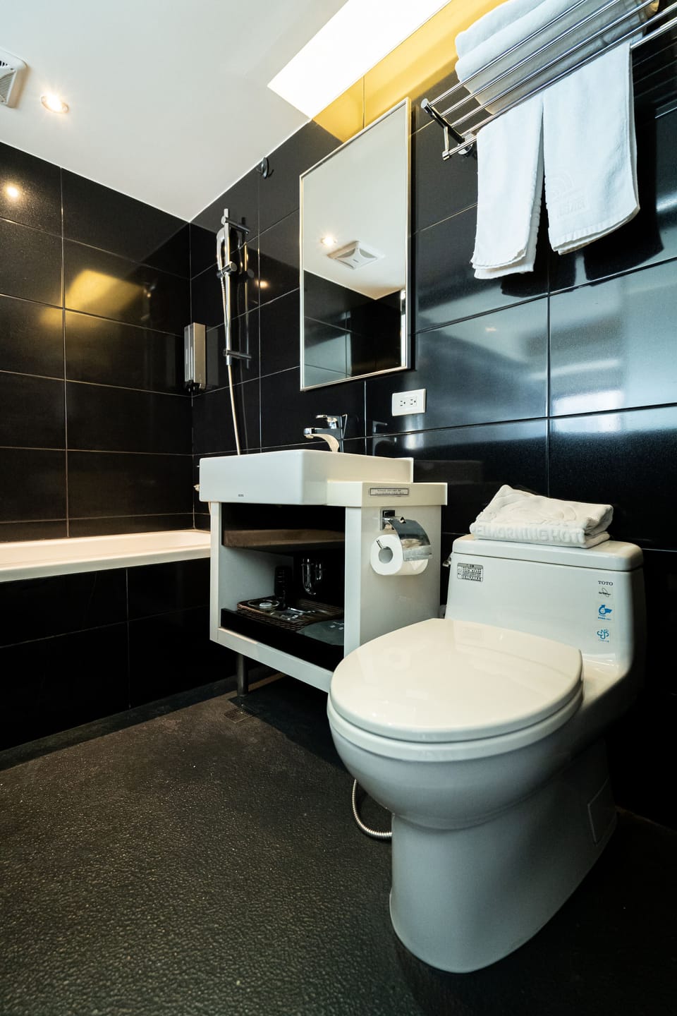 Standard Double Room | Bathroom | Free toiletries, hair dryer, slippers, bidet