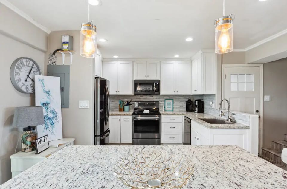 Keurig or traditional
Brew! Fully stocked kitchen cookware! Granite. Stainless.