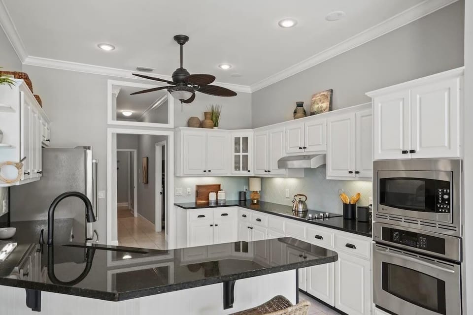 the kitchen has lots of cooking accessories