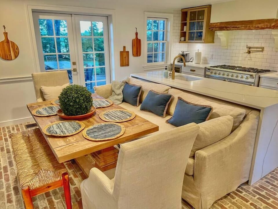 Cozy eat-in farmhouse style kitchen