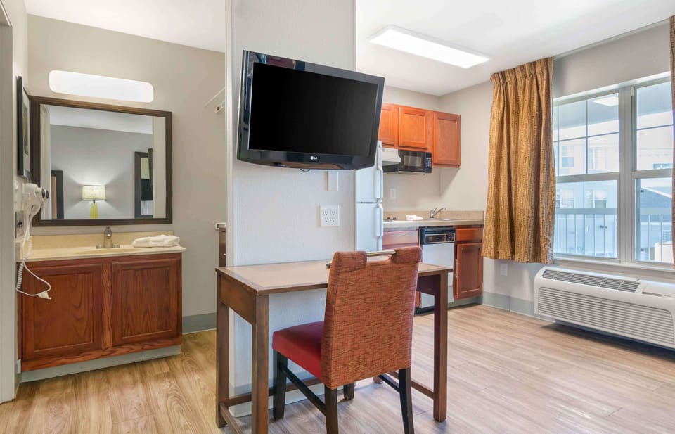 Studio, 1 Queen Bed, Non Smoking | Premium bedding, pillowtop beds, desk, laptop workspace