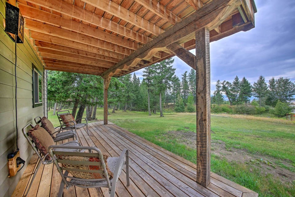 Porch | Outdoor Seating | Free WiFi