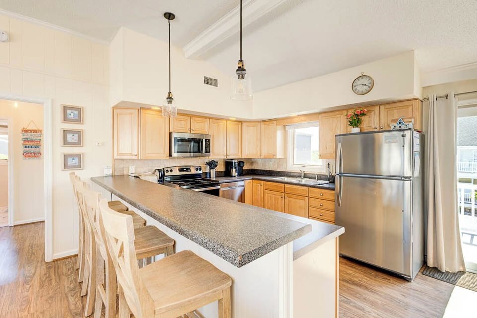 Top-Level Kitchen with Bar (seats 4)