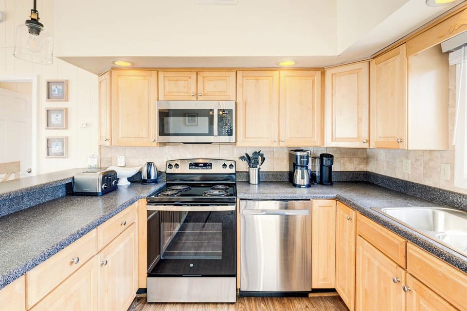 Top-Level Kitchen with Bar (seats 4)