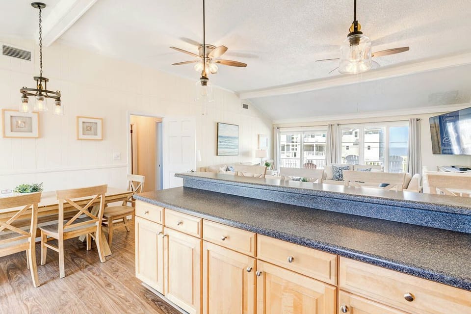 Top-Level Kitchen with Bar (seats 4)