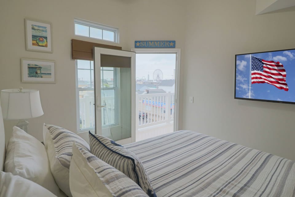 2nd Bedroom (Queen) with Oceanview and Boardwalk view Balcony
