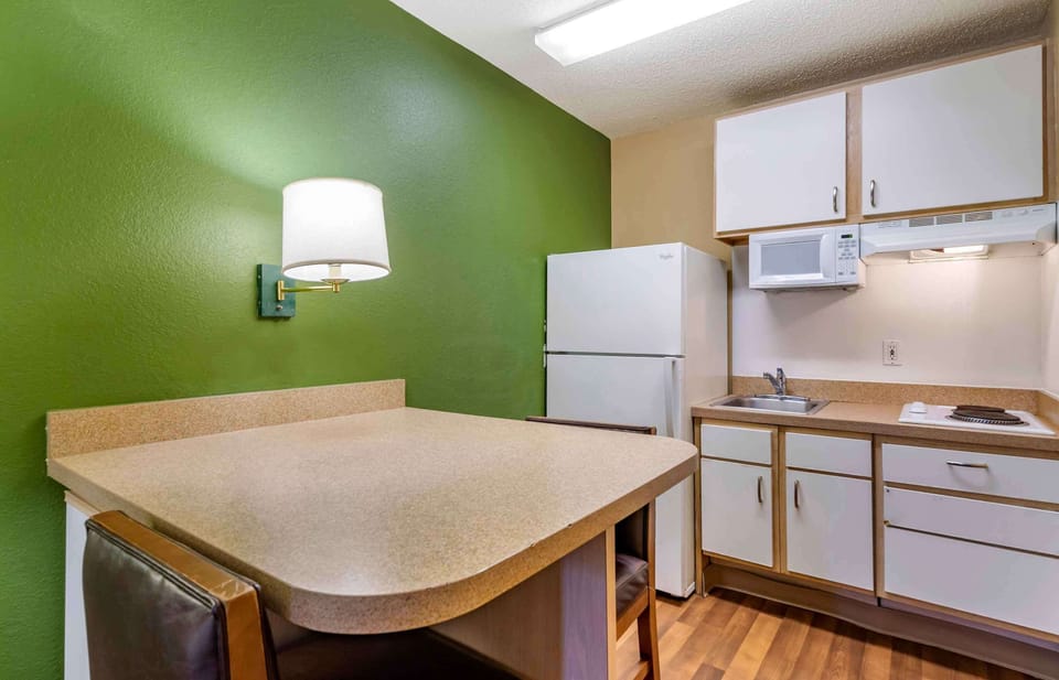 Full-size fridge, microwave, stovetop