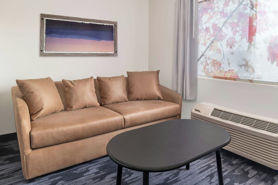 Executive Suite, 1 King Bed with Sofa bed | Premium bedding, desk, blackout drapes, iron/ironing board