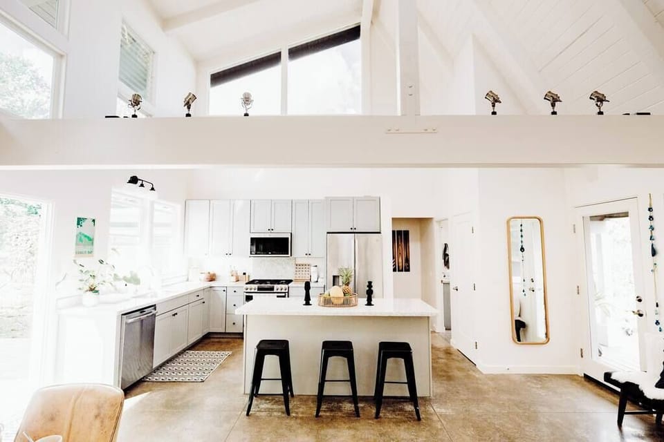 fully equipped entertainers kitchen with bar counter .Large refrigerator with water and ice machine