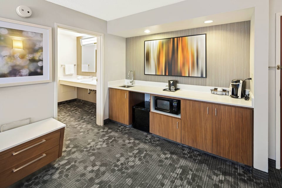 Premium bedding, in-room safe, desk, laptop workspace