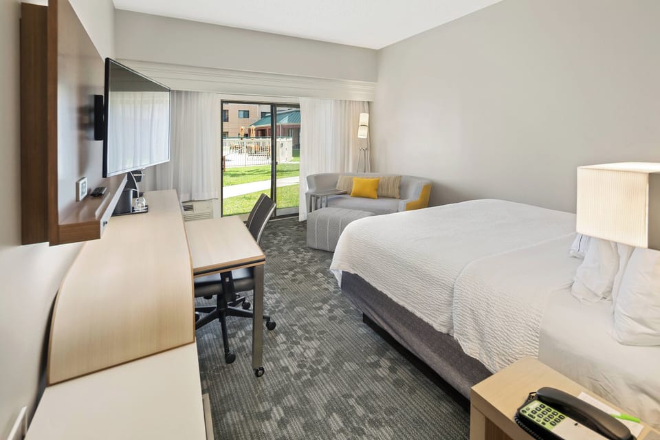 Premium bedding, in-room safe, desk, laptop workspace