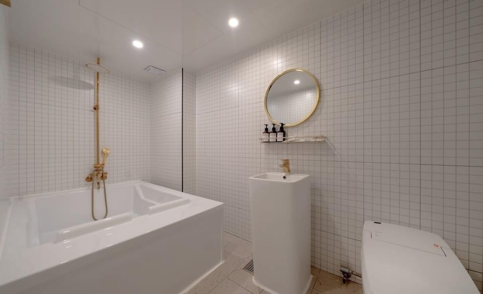 Deluxe Suite | Bathroom | Free toiletries, hair dryer, bathrobes, slippers