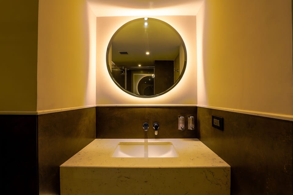 Premium Room | Bathroom | Shower, free toiletries, towels, toilet paper