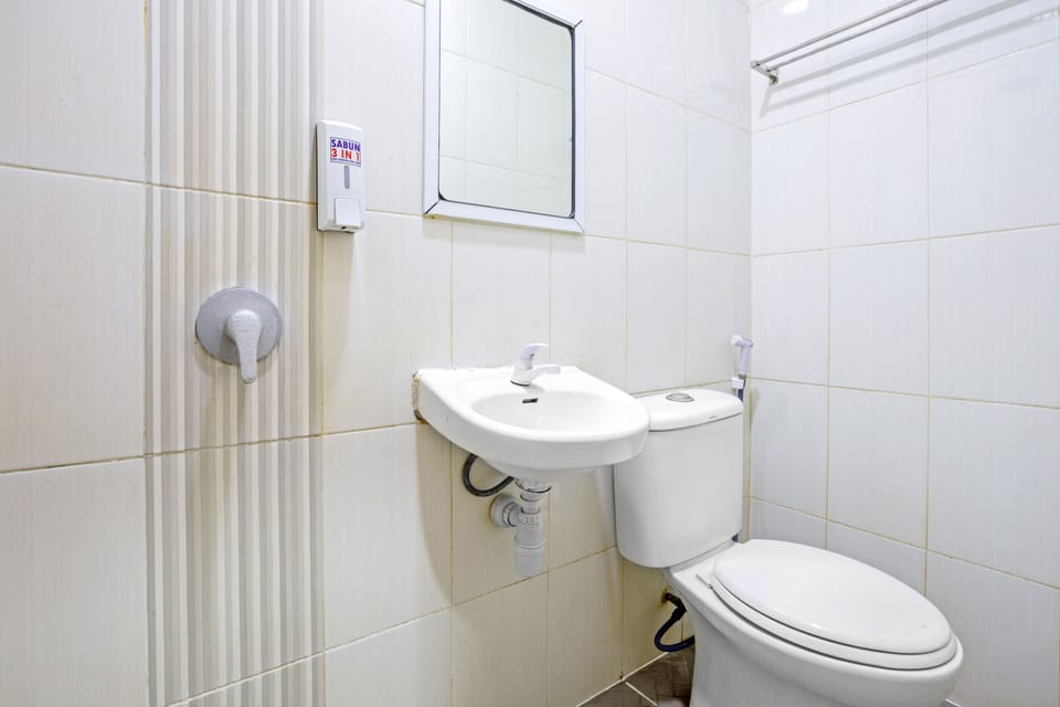 Shower, free toiletries, bidet, towels