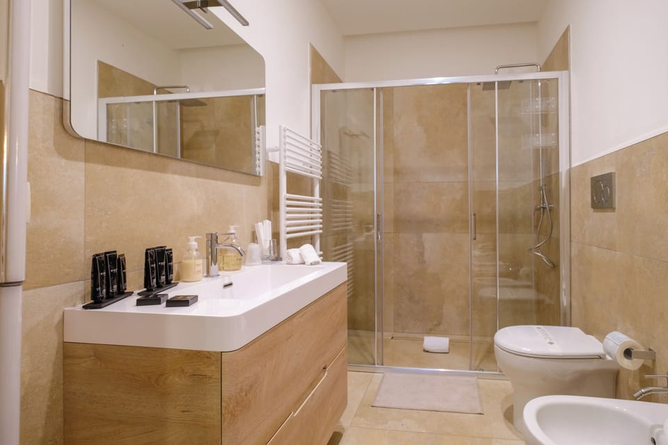 Family Suite | Bathroom | Shower, rainfall showerhead, designer toiletries, hair dryer