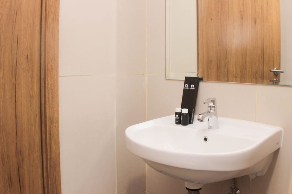Apartment, 3 Bedrooms | Bathroom | Shower, free toiletries, towels