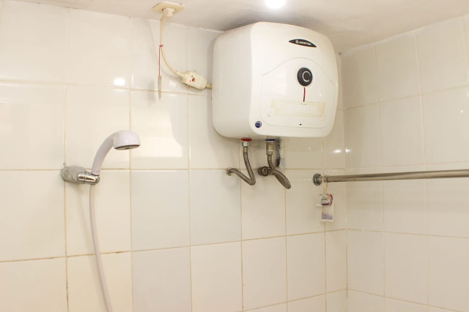 Apartment, 3 Bedrooms | Bathroom | Shower, free toiletries, towels