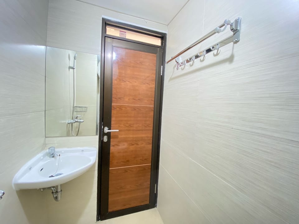 Apartment, 1 Bedroom | Bathroom | Shower, free toiletries, towels