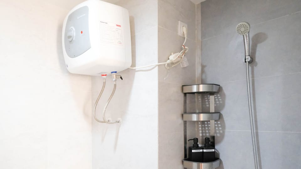Apartment, 2 Bedrooms | Bathroom | Shower, free toiletries, towels