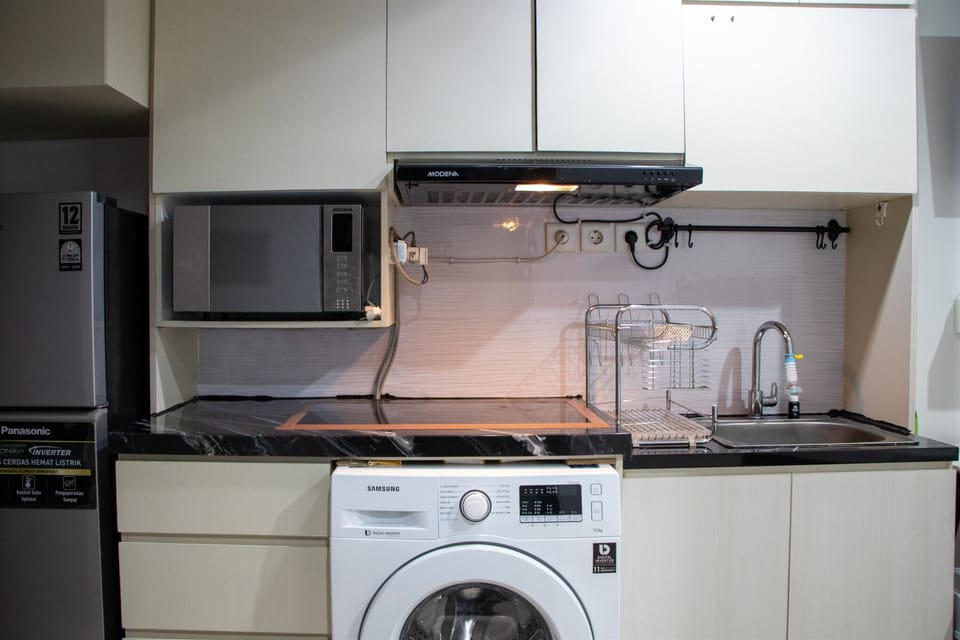 Fridge, cookware/dishes/utensils