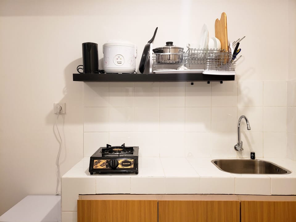 Studio, 1 Queen Bed | Private kitchen | Fridge, cookware/dishes/utensils