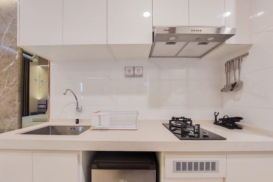 Studio, 1 Queen Bed | Private kitchen | Fridge, cookware/dishes/utensils