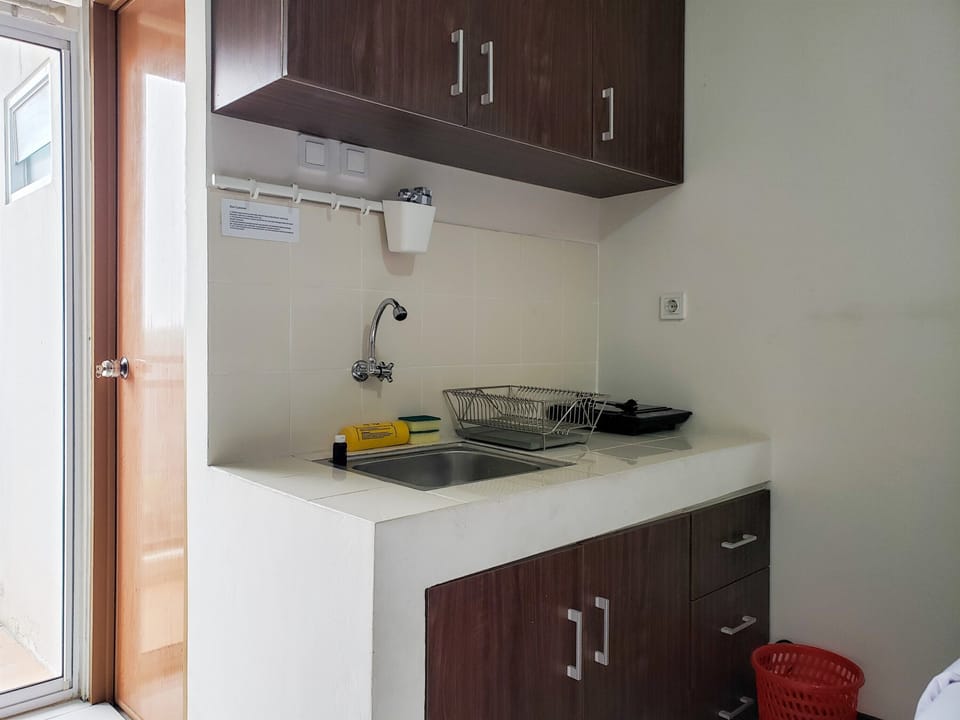 Fridge, cookware/dishes/utensils