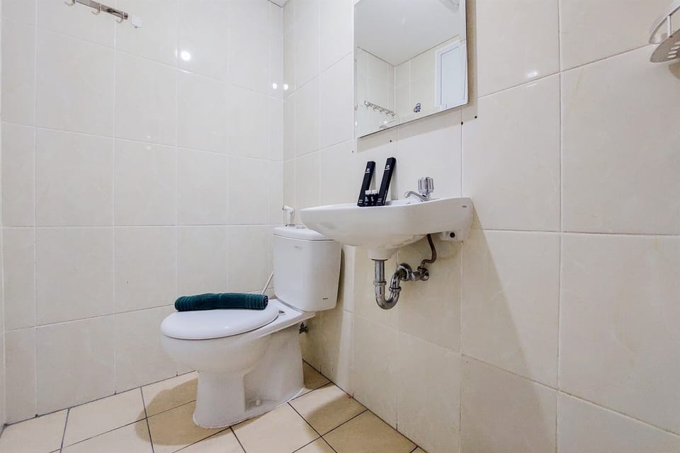 Apartment | Bathroom | Shower, free toiletries, towels, shampoo