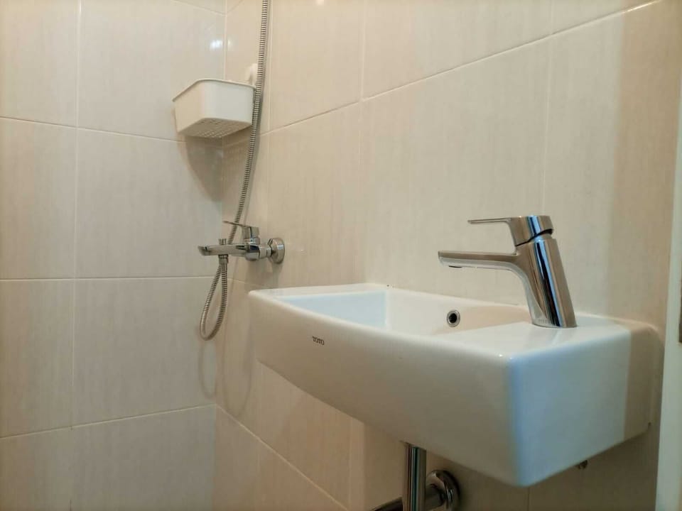 Apartment | Bathroom | Shower, free toiletries, towels