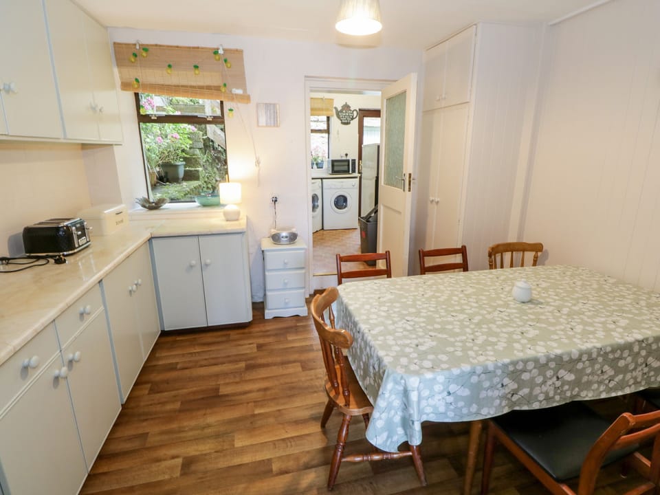 Dishwasher, electric kettle, toaster, cookware/dishes/utensils