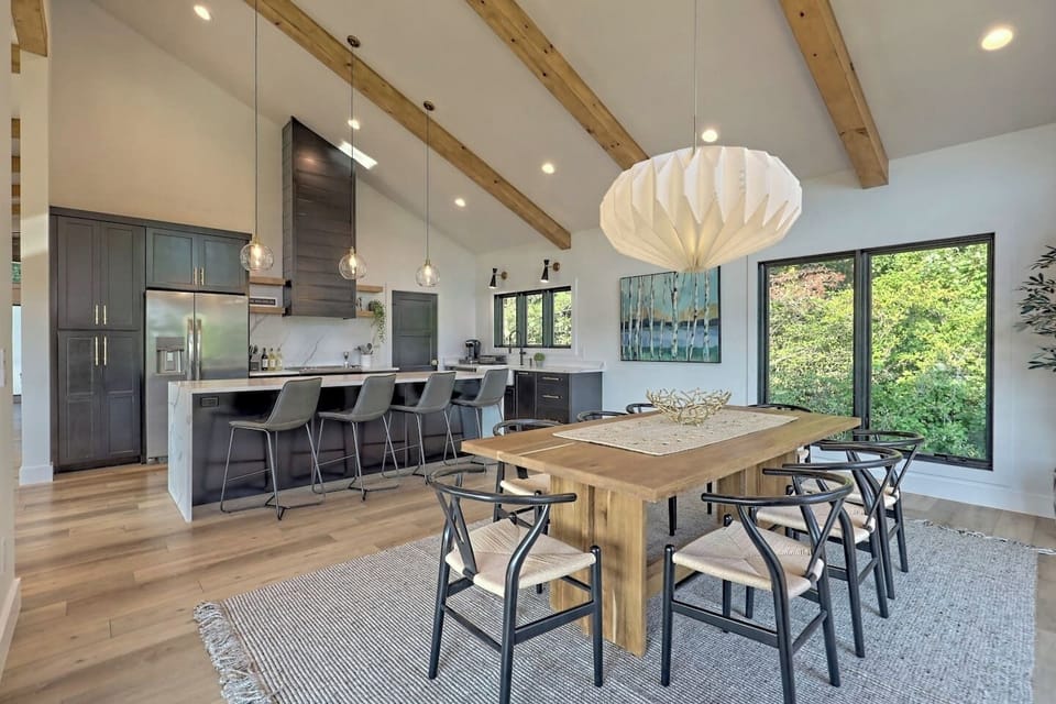 Dining area and kitchen bar seating for 4