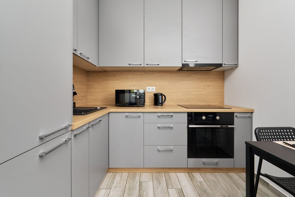 Kitchenette with plenty of kitchen utensils and dishes. 